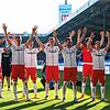 Die Freiburger Spieler bejubeln den Sieg gegen Kiel.