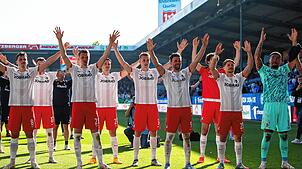 Die Freiburger Spieler bejubeln den Sieg.