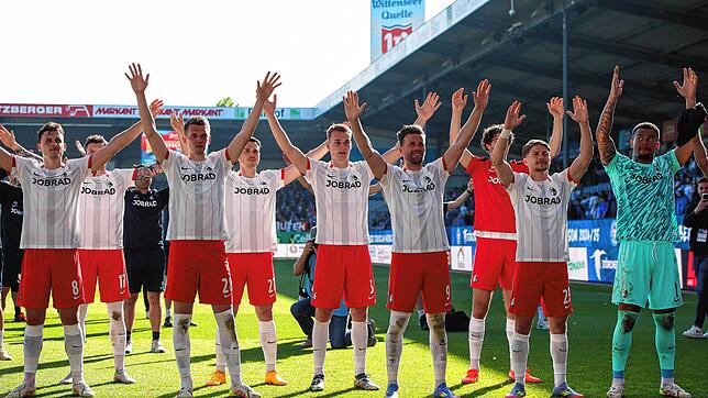 Die Freiburger Spieler bejubeln den Sieg.
