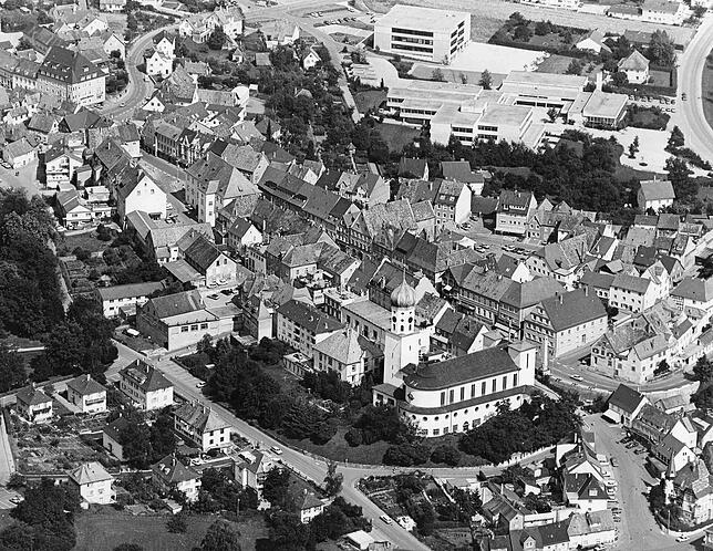 Die Stockacher Oberstadt mit der Kirche St. Oswald im August 1978. Im Hintergrund sind Gymnasium und realschule zu sehen.