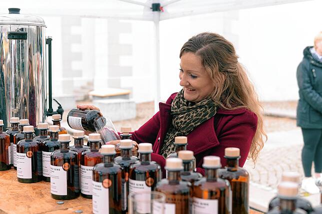 Sam Kretschmer gießt Gin zum Testen ein. Besonders beliebt aufgrund der kühleren Temperaturen ist der Glüh-Gin.
