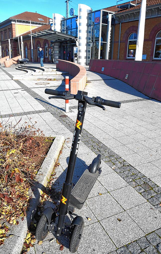 Und noch eines der Mini-Elektrofahrzeuge parkiert auf dem Bahnhofsvorplatz.