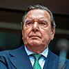 Altkanzler Gerhard Schröder sieht keinen Grund, sich vom Gebaren seines Duzfreundes Wladimir Putin zu distanzieren.