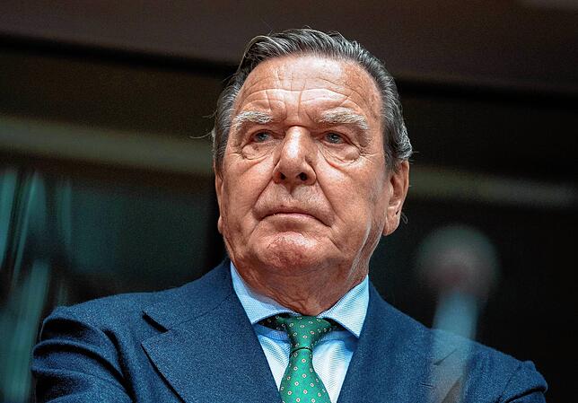 Altkanzler Gerhard Schröder sieht keinen Grund, sich vom Gebaren seines Duzfreundes Wladimir Putin zu distanzieren.