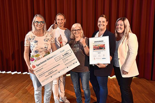 Beim Jurypreis gewinnt auch die Grundschule Weilersbach. Der Förderverein holt 5000 Euro für ein grünes Klassenzimmer ab.