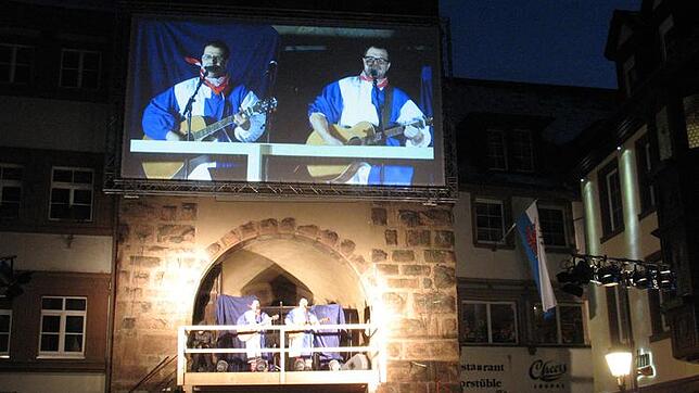 Die Dörrbrüder in Überlebensgröße auf der Leinwand am Riettor: Sie spielen zur Eröffnung des Zähringer Narrentreffens.