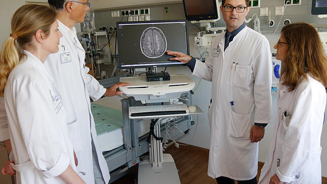 Besprechung anhand der digitalen Krankenakte (v.l.): Daniela Kramer (Akutneurologie), Michael Kaps (Frührehabilitation), Anastasios ...