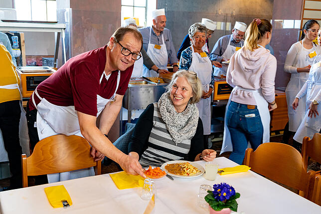OB Jürgen Roth bedient Gabriele King aus Königsfeld. Sie kommt jedes Jahr mindestens einmal zum Mittagessen in der Vesperkirche vorbei. ...