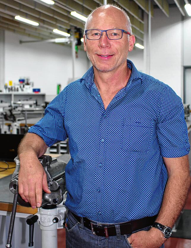 Peter Benz. Leiter der technischen Ausbildung, freut sich über das Engagement der Auszubildenden.