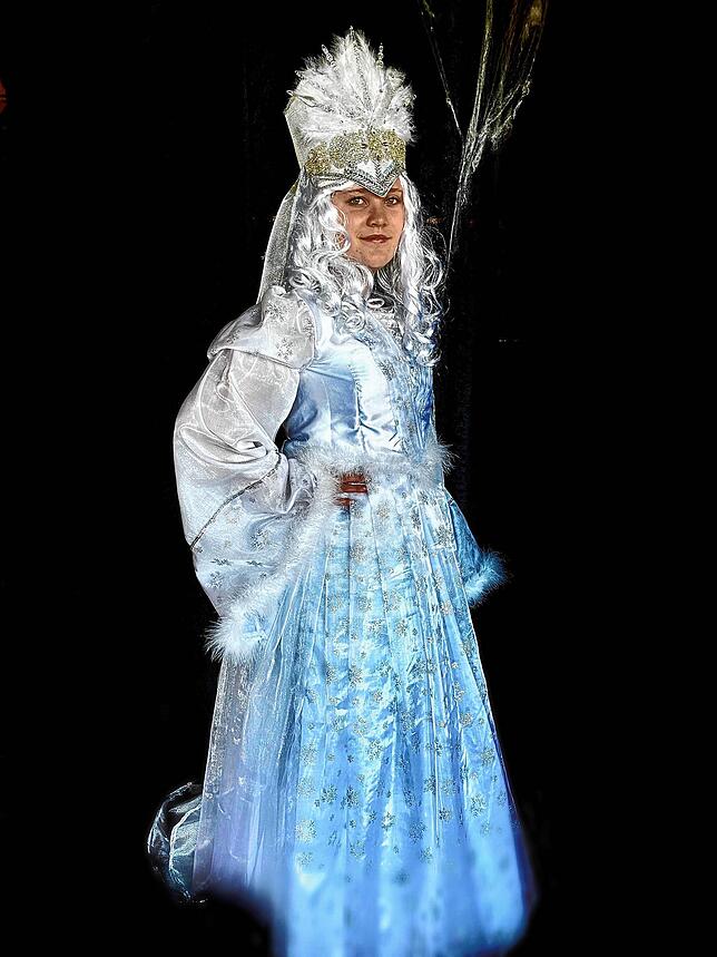 Alina Isele in der Rolle der Schneekönigin. Für die Aufführungen von „Wanderung durch den Märchenwald“ haben die Näherinnen ...