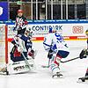 Der Schwenninger Tylor Spink (Bildmitte) erzielte in der 10. Minute gegen Eisbären-Torhüter Tobias Ancicka (links) und John Ramage ...