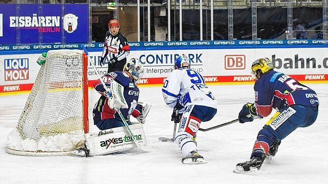Der Schwenninger Tylor Spink (Bildmitte) erzielte in der 10. Minute gegen Eisbären-Torhüter Tobias Ancicka (links) und John Ramage ...
