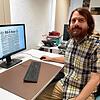 Stadtarchivar Ingo Donnhauser zeigt an einem Computerarbeitsplatz eine digitalisierte Ausgabe des Alb-Bote aus den 1930ern. Per ...