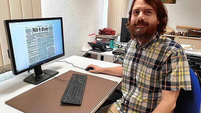 Stadtarchivar Ingo Donnhauser zeigt an einem Computerarbeitsplatz eine digitalisierte Ausgabe des Alb-Bote aus den 1930ern. Per ...
