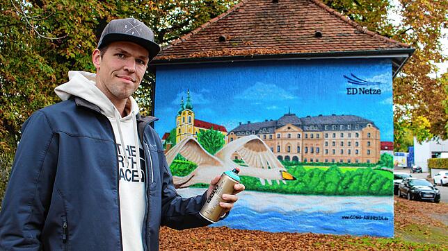 Bild : Aus trist und farblos wird bunt und kreativ: So verwandelt Airbrush-Künstler Torben Störmer aus Donaueschingen kahle Wände in meterhohe Kunstwerke