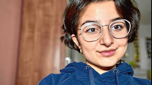 Die 20-jährige Azzura Noailles hat eine Vision vor Augen: Sie strebt einen Weg in der Modebranche an.