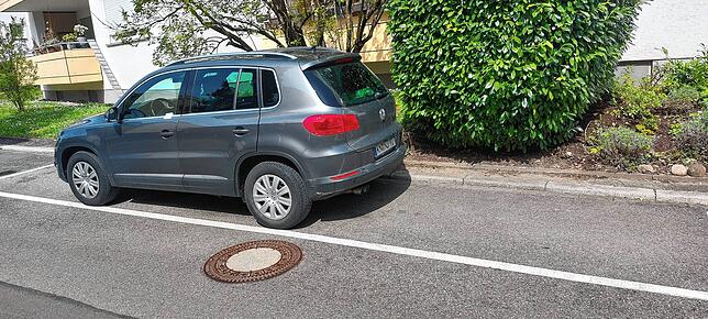 So parkte das Auto, nachdem die beiden anderen PKWs davor und dahinter verschwunden waren. Zugegeben: Für sich betrachtet sieht dieser ...