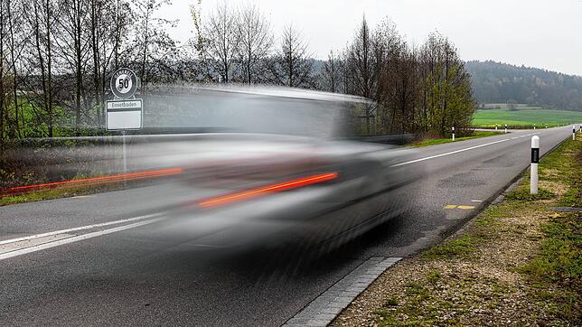 Ein Auto auf einer Landstraße im Kanton Aargau. (Symbolbild) Ein 23-Jähriger war bei Oberlunkhofen, südlich von Bremgarten, mit 199 ...