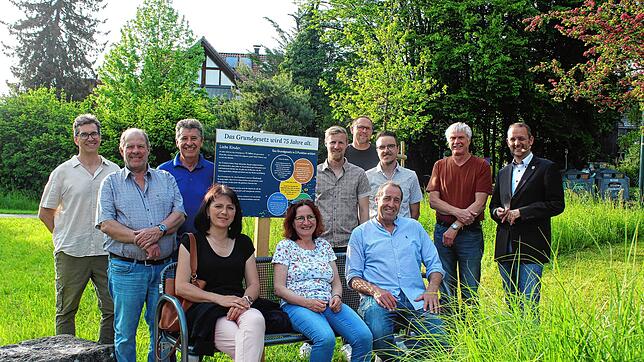 Im Beisein der Räte Ralph J. Schiel, Joachim Kiewel, Roland Riegger, Cordula Buhl, Christine Leithe, Christopher Schneider, Roman Roth, ...