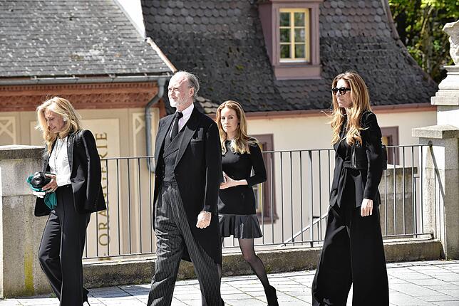 Bild 8: Abschied von Heinrich Fürst zu Fürstenberg: Besucher auf dem Weg in die Donaueschinger Stadtkirche