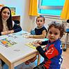 Wo noch vor wenigen Monaten Baustelle war, spielen jetzt Selima, Jona und Luan (von links) mit ihrer Erzieherin Bahar Geyik in der neuen ...