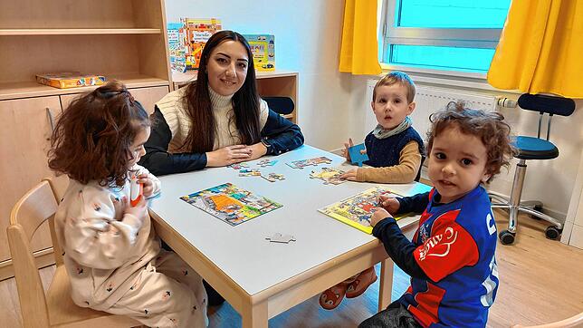 Wo noch vor wenigen Monaten Baustelle war, spielen jetzt Selima, Jona und Luan (von links) mit ihrer Erzieherin Bahar Geyik in der neuen ...