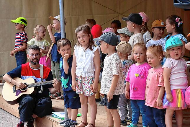 Kinder des katholischen Kindergartens St. Elisabeth bei ihrem Auftritt auf der Dorffestbühne.