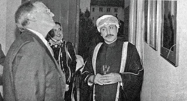 Landtagspräsident Peter Straub (links) und der Botschafter des Sultanats Oman, Ahmed Al Hinai, betrachten die Bilder der Ausstellung ...
