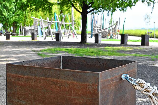 In den Behältern will Marco Bentivegna Kräuter pflanzen, die Gäste und Kellner frisch pflücken können. Im Hintergrund der Spielplatz, ...