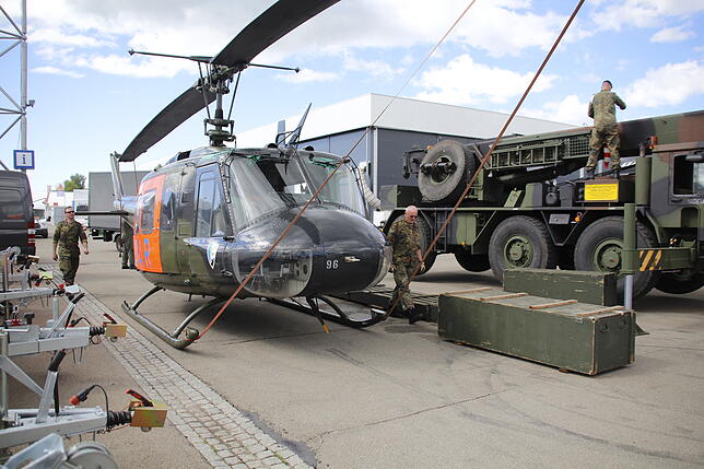 Der frisch zusammengebaute Hubschrauber auf dem Messegelände in Schwenningen. Im Hintergrund der Spezialkran, mit dessen Hilfe der ...