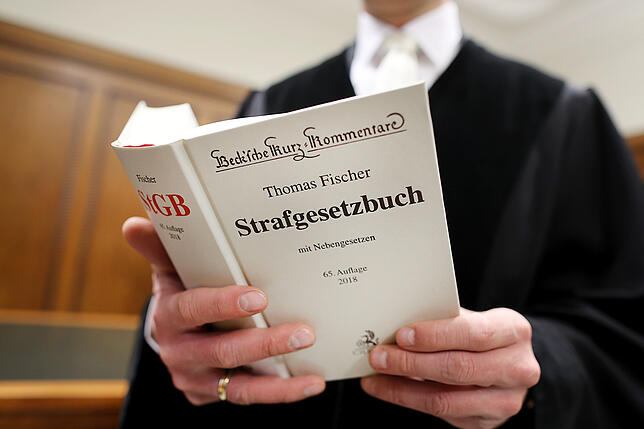 Urteile werden im Namen des Volkes gesprochen. Doch im Fall der 20-jährigen Theresa Stahl aus Unterfranken ist das &bdquo;Volk&ldquo; ...