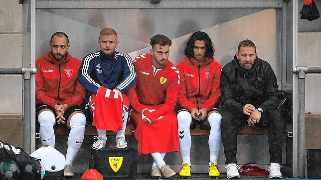 Zufrieden trotz Sauwetter: Der neue Trainer Werner Gottschling (rechts) holte zum Liga-Einstand mit dem FSV Rheinfelden einen wichtigen ...