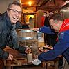 Michael Herter (l.) von den Konstanzer Blätzebuebe beim Bieranstich im Narizella-Zunfthaus. Ihm steht Narrizella-Zunftmeister Sascha ...