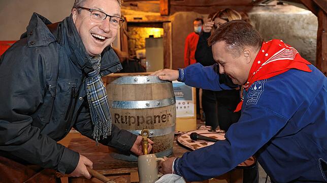 Michael Herter (l.) von den Konstanzer Blätzebuebe beim Bieranstich im Narizella-Zunfthaus. Ihm steht Narrizella-Zunftmeister Sascha ...