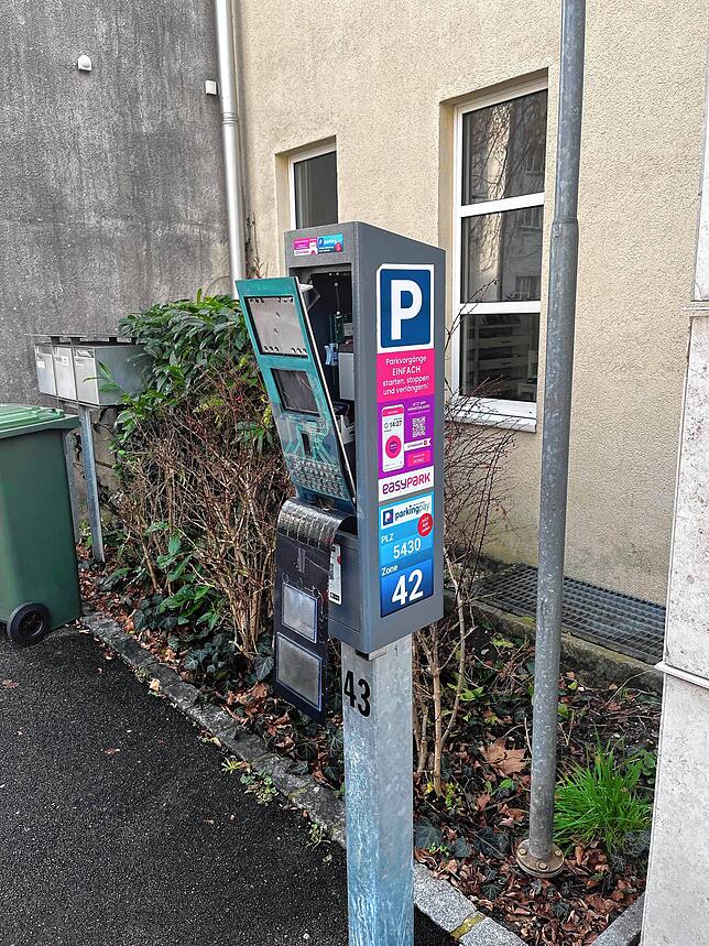 Unbekannte Jugendliche haben am Freitagnachmittag, 29. Dezember 2023, einen Zahlautomaten eines Parkplatzes in Wettingen im kanton ...