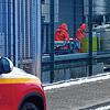 Feuerwehrleute in Schutzanzügen untersuchen den Container, in dem die ungeplante chemische Reaktion auftrat.