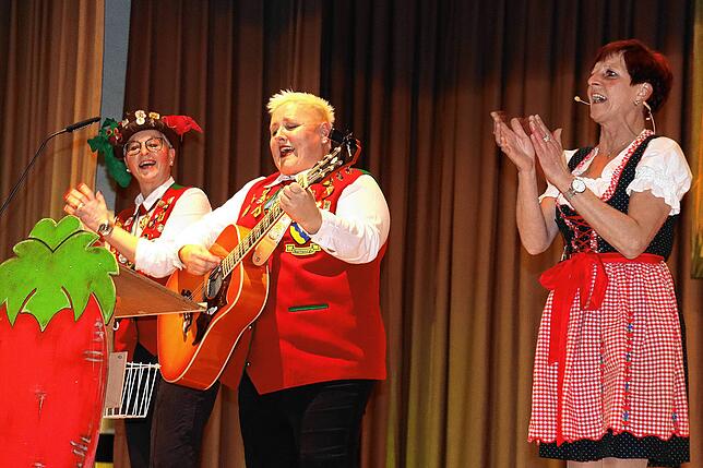 Krönender Abschluss des Bunten Abends war das Rettichlied &bdquo;s`Schellele&ldquo;, das Sandra Hugenschmidt, Nici Eschbach und Heidi ...