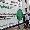 Ismail Arslan und Nick Ciftci vor dem traditionellen Gasthof Linde, wo in wenigen Wochen das Logan‘s öffnen soll.