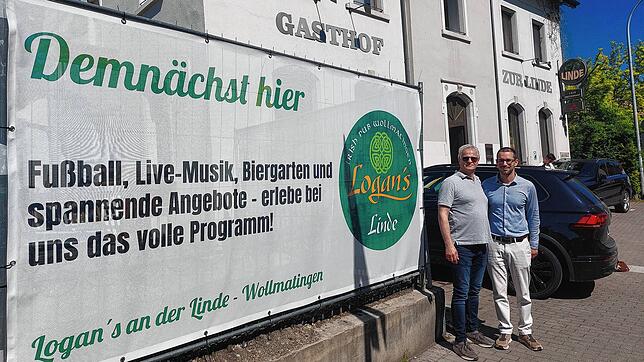 Ismail Arslan und Nick Ciftci vor dem traditionellen Gasthof Linde, wo in wenigen Wochen das Logan‘s öffnen soll.