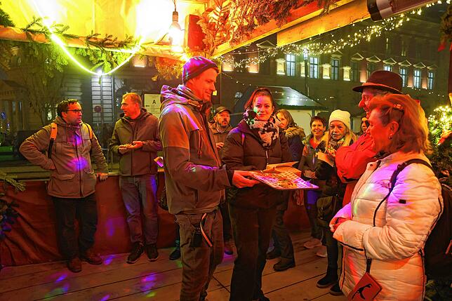 Einkehr beim dem Stand der Familie Lungo, die für die Gäste verschiedene Pizzen buk. Weihnachtsmarkt-Veranstalter Tommy Spörrer und ...