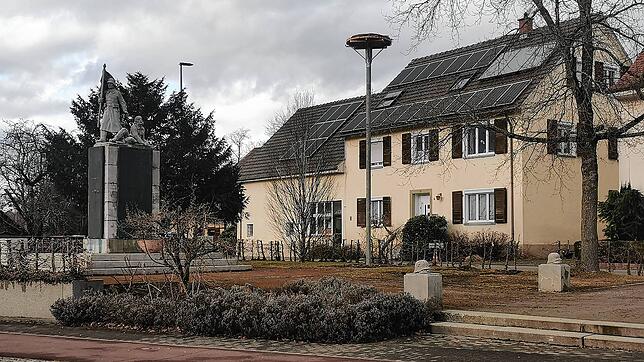Bis vor wenigen Monaten nisteten Störche auf dem Kriegerdenkmal, jetzt gibt es Ersatz.