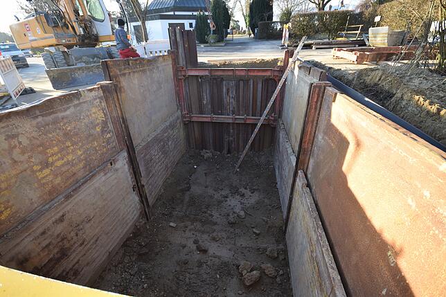 Die Spundwand (hinten) in der Zielgrube der Kanaldurchpressung unter dem Friedhof ist hier noch komplett. Die Maschine ist fast schon ...