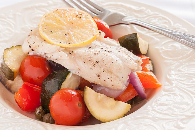 Steinbeißer mit mediterranem Gemüse – da sagen Fischfans selten nein.
