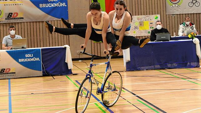 Fast perfekt: Anika Papok (vorn) und Anna-Sophia von Schneyder vom RV Lottstetten überzeugten die Wertungsrichter beim Junior Masters in ...