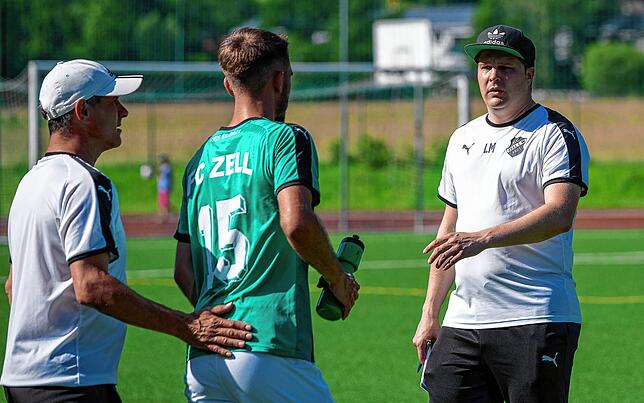 Symbolische Wachablösung: Trainer Michael Schwald (links, mit Lukas Ruf) hört zum Saisonende beim Meister FC Zell auf. Lars Müller ...