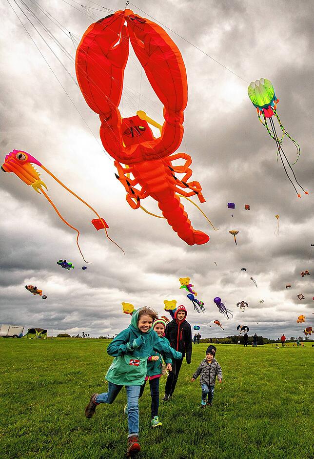 Viel Spaß hatten diese Kinder am Sonntag beim Drachenfest der Flugsportgemeinschaft Leibertingen.