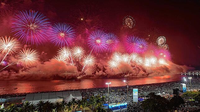 Am Strand der Copacabana in Rio de Janeiro ist jedes Jahr zu Mitternacht ein Spektakel geboten. (Archivbild)