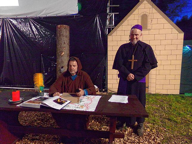 Markus Langenbacher und Georg Schrenk brillieren bei der Beurkundung der Hufe Wolterdingen mit dem Kloster St. Gallen.