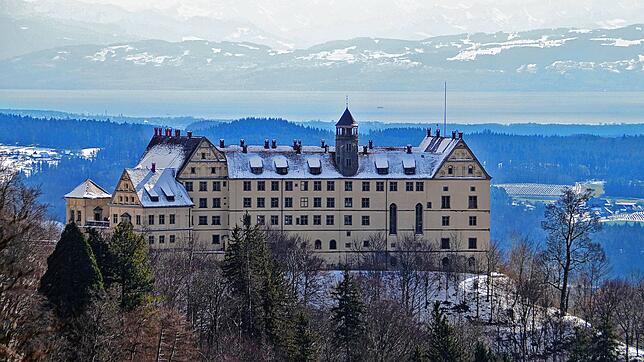 Seit 2013 wohnt das Erbprinzenpaar im Schloss Heiligenberg, das vor allem für seinen Rittersaal und den beeindruckenden Blick auf den ...