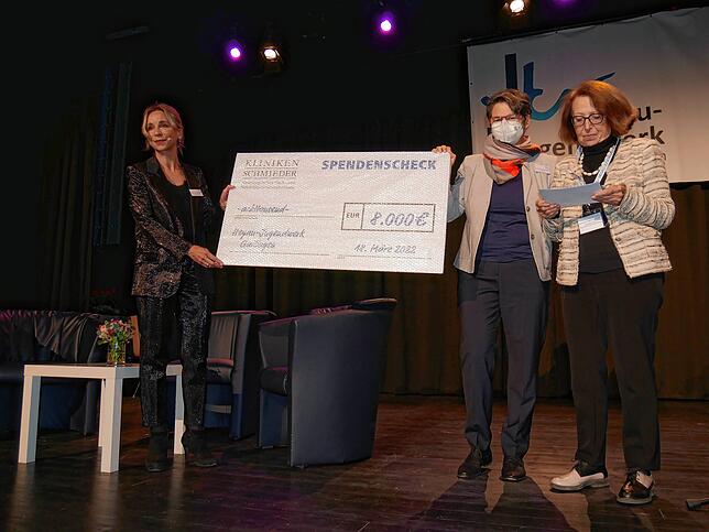 Dagmar Schmieder übergibt dem Hegau-Jugendwerk einen Scheck der Schmieder Kliniken (v.l.): Barbara Martetschläger, Corina Kiesewalter ...